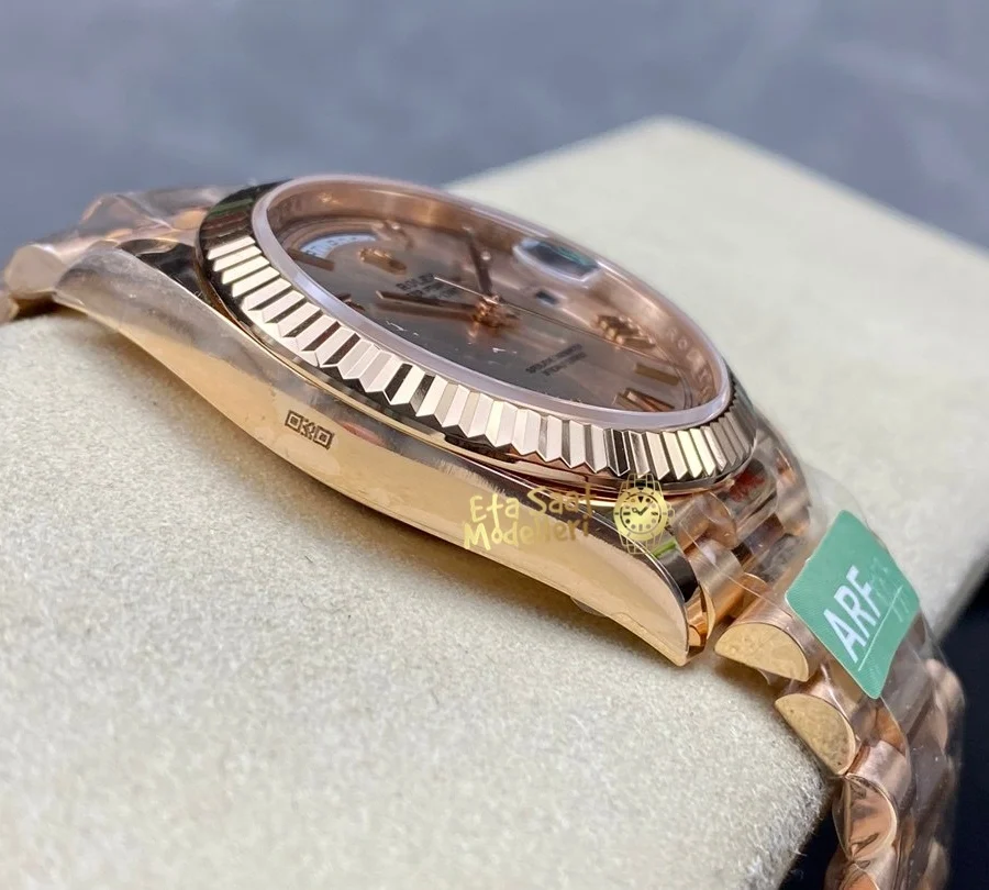 Replica Rolex Day-Date 40 Everose Altın Sundust Kadran Oluklu Bezel Saat