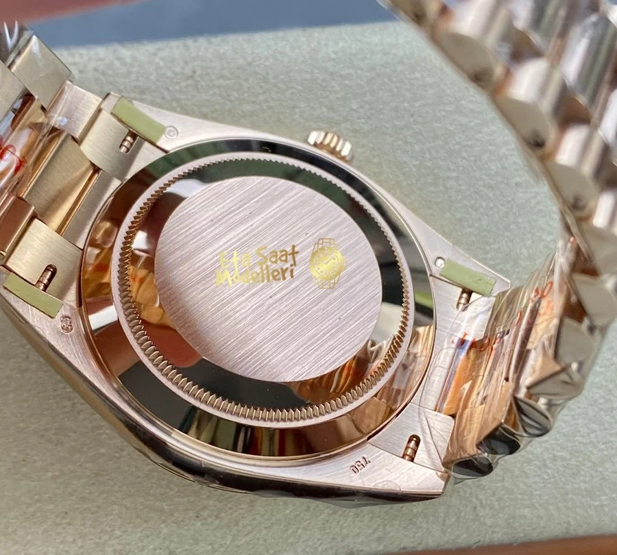 Replica Rolex Day-Date 40 Everose Altın Sundust Kadran Oluklu Bezel Saat