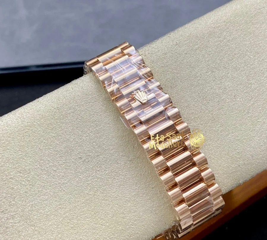 Replica Rolex Day-Date 40 Everose Altın Sundust Kadran Oluklu Bezel Saat