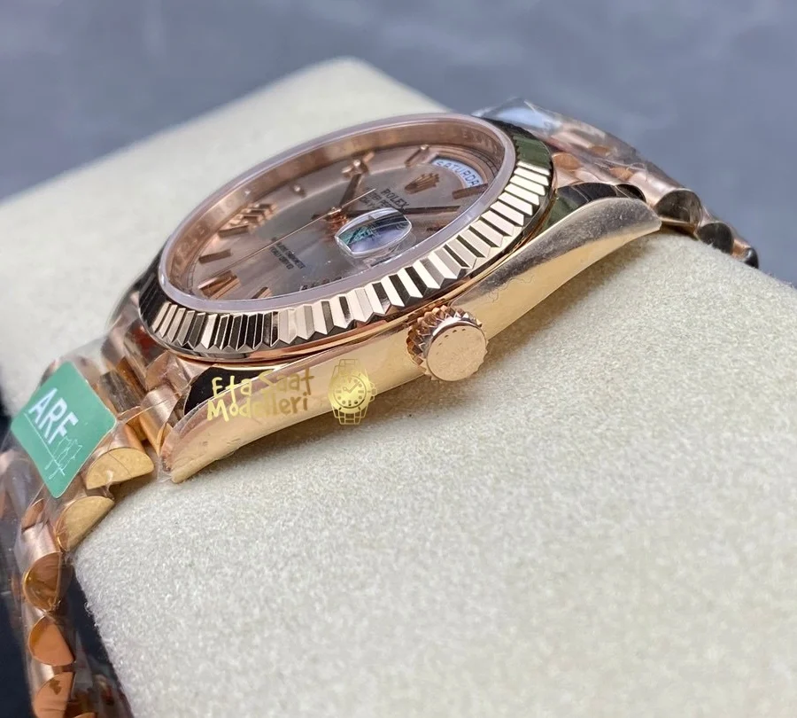 Replica Rolex Day-Date 40 Everose Altın Sundust Kadran Oluklu Bezel Saat