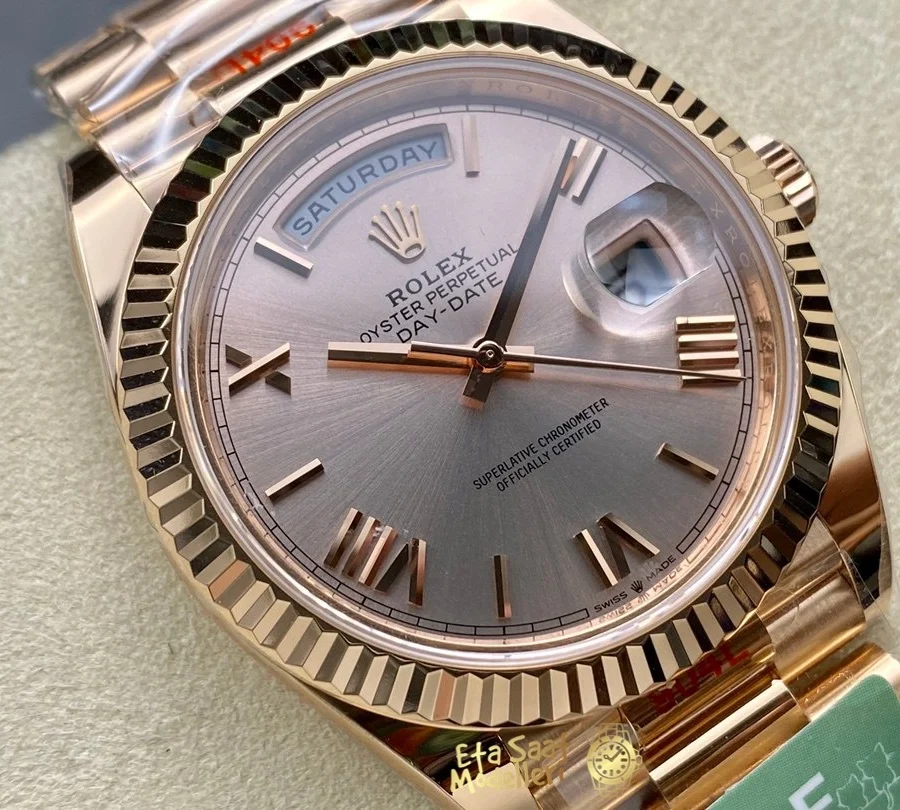 Replica Rolex Day-Date 40 Everose Altın Sundust Kadran Oluklu Bezel Saat