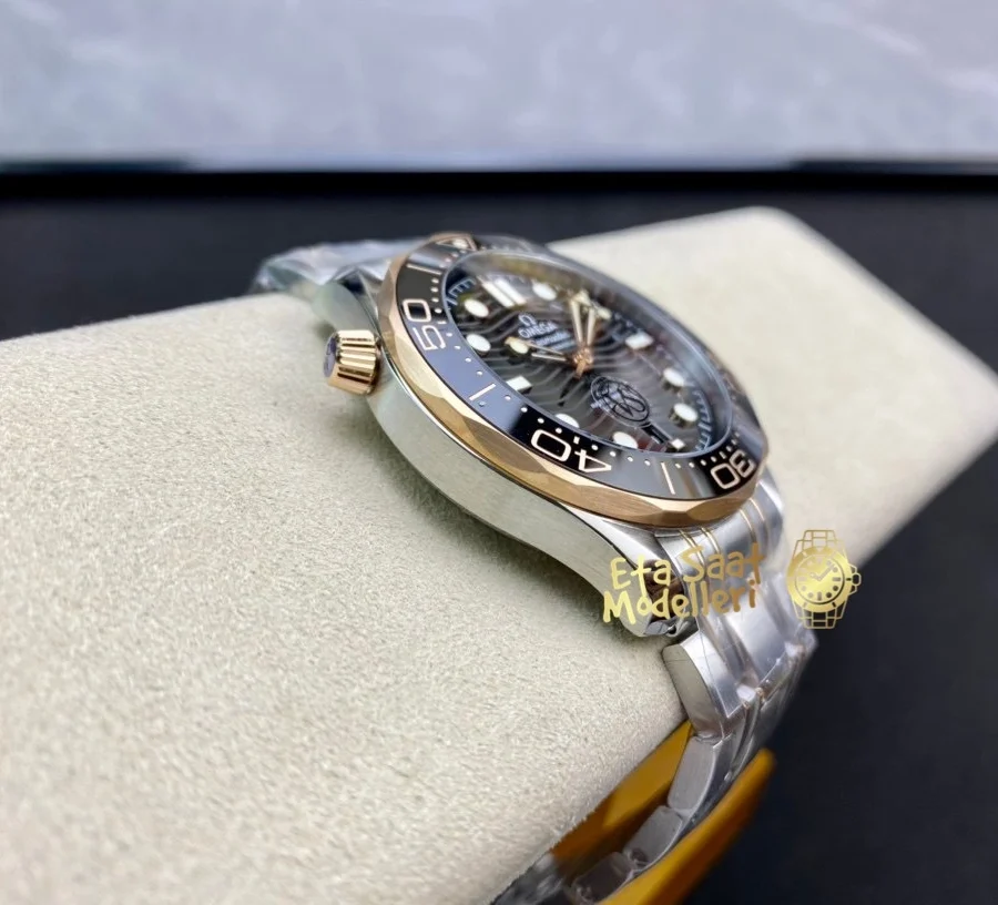 Omega Seamaster Diver 300M 210.20.42.20.01.002 Super Clone otomatik eta saat siyah kadran altın detaylı çelik bilezikli erkek modeli